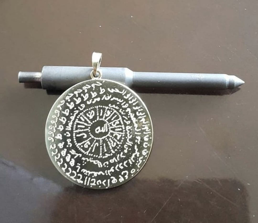 Tılsımlı dualarla yazılan kolye maddi manevizenginlik